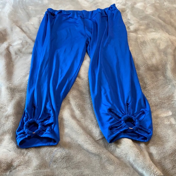 Capri Leggings with cute ring on side - Picture 1 of 2